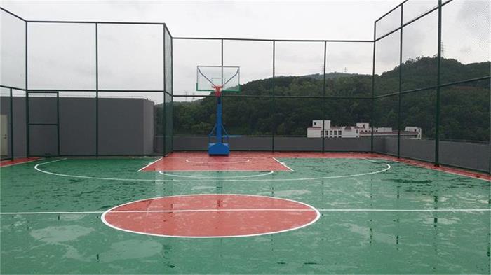 2014年8月完成越众产业园楼顶PU篮球场